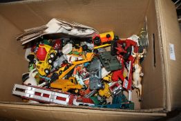 S BOX OF MOSTLY VINTAGE DIE CAST TOY CARS TO INCLUDE CORGI, MATCHBOX, TONKA ETC.