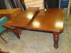 AN EDWARDIAN MAHOGANY WIND-OUT DINING TABLE WITH TWO EXTRA LEAVES W-144 CM ( W-230 CM- EXTENDED )