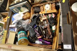 A TRAY OF COLLECTABLES TO INCLUDE CAMERAS