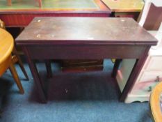 AN ANTIQUE MAHOGANY FOLD-OVER SUPPER TABLE, W-90 CM A/F