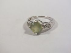 A LADIES 9CT WHITE GOLD DRESS RING WITH DIAMONDS AND PERIDOT, SIZE O