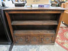 AN OAK SLIM OPEN BOOKCASE WITH CUPBOARD BELOW H-86 CM W-104 CM