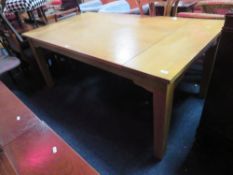 A LARGE EARLY /MID 20TH CENTURY LIGHT OAK DINING TABLE H-77 W-100 L-183 CM