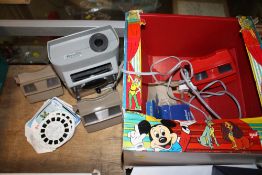 A COLLECTION OF VIEW MASTER RELATED ITEMS TO INCLUDE A PROJECTOR AND SLIDES