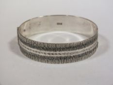 A BIRMINGHAM HALLMARKED SILVER RETRO STYLE BANGLE