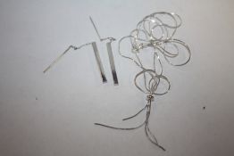 A SILVER NECKLACE AND EARRINGS SET, TOTAL WEIGHT 7.8 G