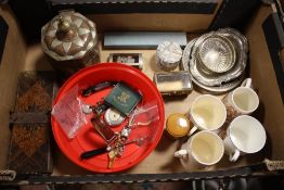 A TRAY OF COLLECTABLES TO INCLUDE WATCHES,SNUFF BOX ETC.