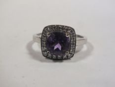 A LADIES 925 SILVER AMETHYST DRESS RING, SIZE P
