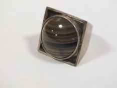 A SILVER AND AGATE DRESS RING