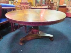 A 19TH CENTURY ROSEWOOD TILT-TOP PEDESTAL TABLE ON A TRI- FORM BASE H-72 CM W-132 CM