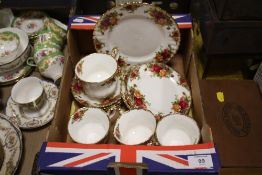 A SMALL TRAY OF ROYAL ALBERT OLD COUNTRY ROSES CHINA