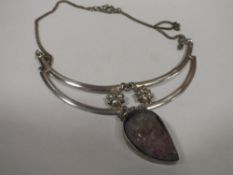 A LADIES DESIGNER STYLE POLISHED STONE NECKLACE, STAMPED 925