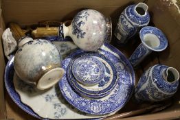 A BOX OF BLUE AND WHITE CERAMICS A/F
