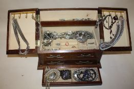 A MAHOGANY MIRRORED JEWELLERY BOX AND CONTENTS