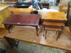 A MODERN COFFEE TABLE AND NEST OF TABLES (2)