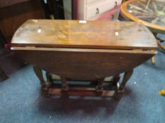 A SMALL OAK DROPLEAF TABLE H-56 CM W-68 CM