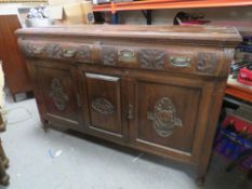 AN EDWARDIAN CARVED OAK SIDEBOARD H-98 CM W-151 CM