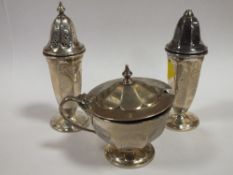 A HALLMARKED SILVER MUSTARD POT WITH BLUE GLASS LINER TOGETHER WITH A PAIR OF HALLMARKED SILVER SALT