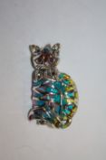 A STERLING SILVER PLIQUE DE JOUR BROOCH IN THE FORM OF A SEATED CAT