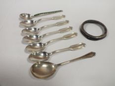 A COLLECTION OF HALLMARKED SILVER TO INCLUDE FIVE MATCHING COFFEE SPOONS TOGETHER WITH A STERLING