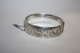 AN ANTIQUE HALLMARKED SILVER ENGRAVED BANGLE - APPROX WEIGHT 47.9G