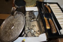 A SMALL TRAY OF METALWARE TO INCLUDE A HORN HANDLED CARVING SET, VINTAGE COPPER TANKARD ETC.