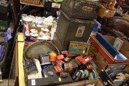A QUANTITY OF COLLECTABLES TO INCLUDE VINTAGE TINS, A BOX OF KEYS, CRUET SET ETC.