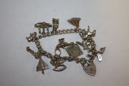 A VINTAGE SILVER CHARM BRACELET- APPROX WEIGHT 47G