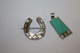 A STERLING SILVER AND TURQUOISE PENDANT TOGETHER WITH A HALLMARKED SILVER HORSESHOE BROOCH A/F -
