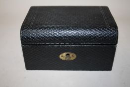 A VICTORIAN STYLE JEWELLERY BOX AND CONTENTS, TO INCLUDE RINGS, EARRINGS ETC.