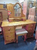 A PINE TWIN PEDESTAL DRESSING TABLE / DESK WITH A SEPARATE MIRROR AND A STOOL W 135 CM