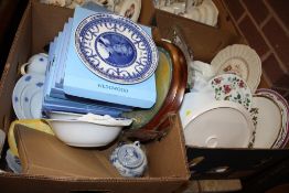 TWO TRAYS OF ASSORTED CERAMICS TO INCLUDE BOXED WEDGWOOD COLLECTORS PLATES, SPODE ITALIAN DESIGN
