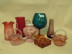 A COLLECTION OF COLOURED GLASSWARE TO INCLUDE A CRANBERRY STYLE GLASS JUG, FRILLED GLASS BASKETS A/F