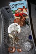 A TRAY OF GLASS AND METAL WARE, TO INCLUDE AN ENAMEL CITROEN SIGN, MINIATURE COPPER COOKING PANS