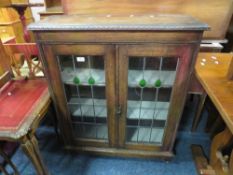 A VINTAGE OAK GLAZED/LEADED BOOKCASE H-96 CM W-82 CM