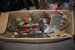A LARGE BOX OF ASSORTED METALWARE TO INCLUDE A BRASS BELL, CANDLESTICKS ETC. TOGETHER WITH A BAG