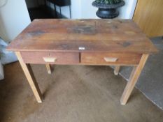 A VINTAGE 2 DRAWER SCHOOL TYPE DESK H-76 CM W-107 CM