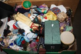 A SMALL TRAY OF COLLECTABLE DOLLS TO INCLUDE PORCELAIN EXAMPLES