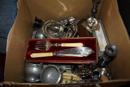 A BOX OF ASSORTED METALWARE TO INCLUDE A PAIR OF PEWTER CANDLESTICKS