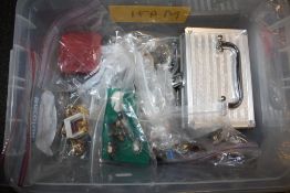 A QUANTITY OF ASSORTED COSTUME JEWELLERY TO INCLUDE RINGS, CAMEOS, BROOCHES ETC.