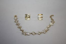A SILVER GILT BRACELET AND EARRINGS SET, TOTAL WEIGHT 18.5 G