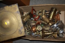 A LARGE BOX OF MOSTLY BRASSWARE TO INCLUDE HORSE BRASSES, BRASS COAL BOX, JUGS ETC.