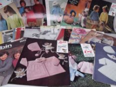 A COLLECTION OF APPROX 150 VINTAGE KNITTING PATTERNS FROM VARIOUS ERAS, TO INCLUDE A COLLECTION OF