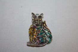 A STERLING SILVER PLIQUE DE JOUR BROOCH IN THE FORM OF A SEATED CAT