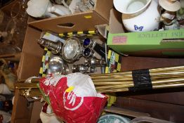 A SMALL TRAY OF METALWARE TO INCLUDE SILVER PLATED SUGAR CASTERS, BRASS STAIR RODS