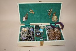 A VINTAGE JEWELLERY BOX AND CONTENTS, TO INCLUDE BROOCHES, RINGS ETC,
