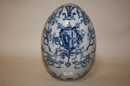 A BLUE AND WHITE CERAMIC EGG WITH ARMORIAL CREST - H 22 CM