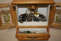 A MODERN JEWELLERY BOX CONTAINING COSTUME JEWELLERY AND WRISTWATCHES
