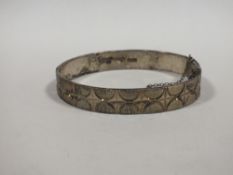 A BIRMINGHAM HALLMARKED SILVER ART DECO BANGLE