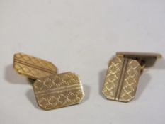 A PAIR OF YELLOW METAL CUFFLINKS, STAMPED 10CT GOLD FRONT
